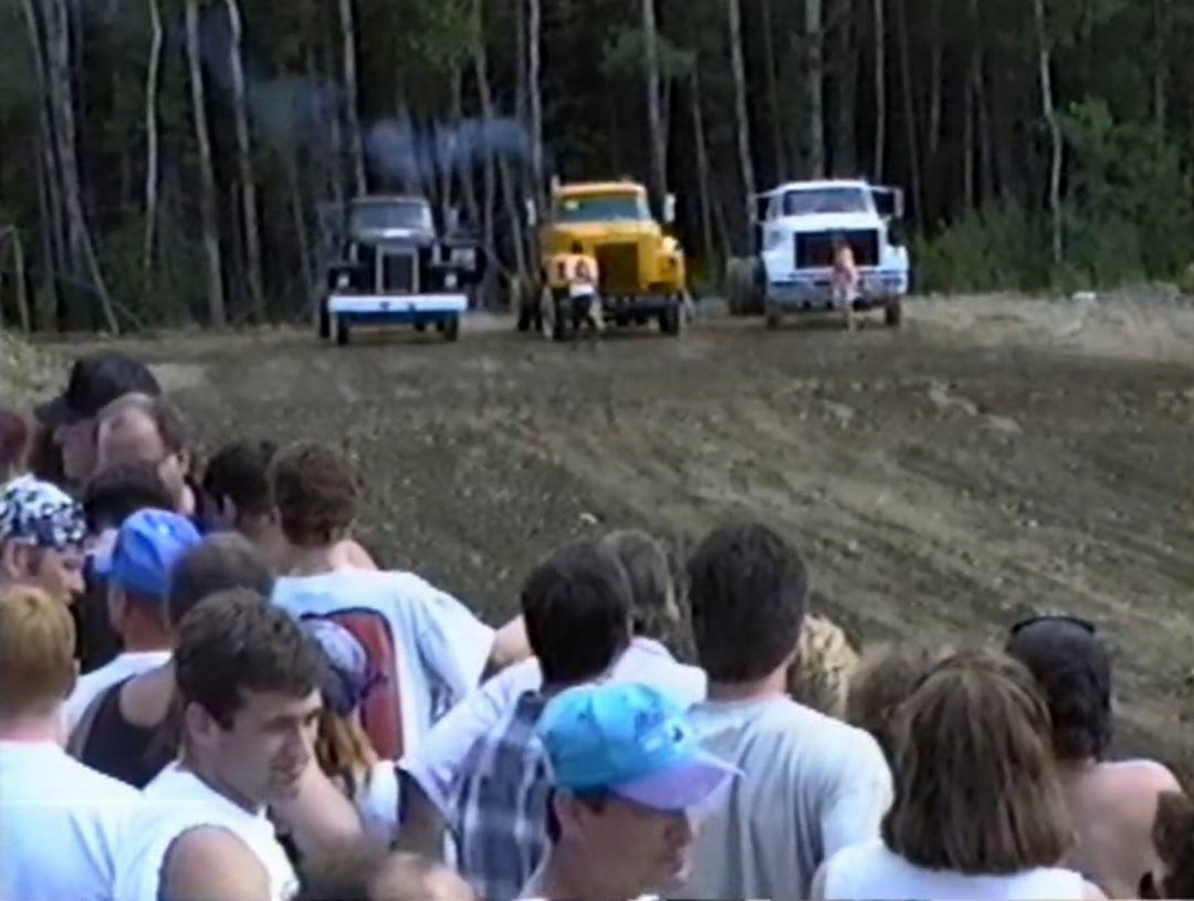 Normand DeLessard présente des souvenirs des courses de camions à Beauceville en 1994