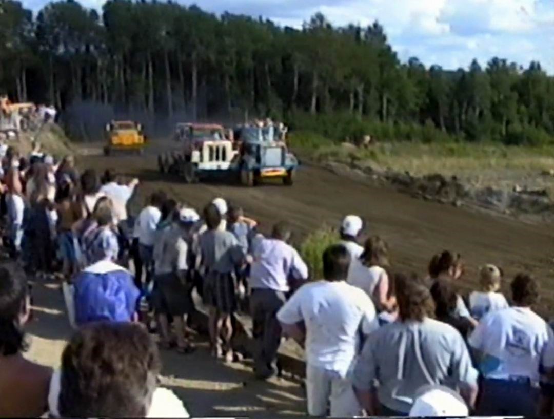 Normand DeLessard présente des souvenirs des courses de camions à Beauceville en 1994