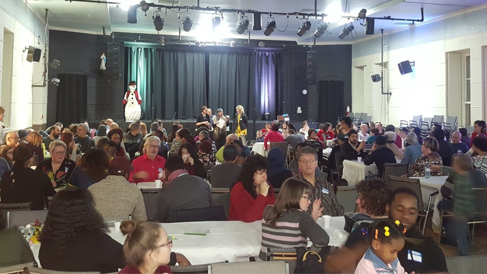 Les nouveaux arrivants et les locaux sont invités à partager un repas
