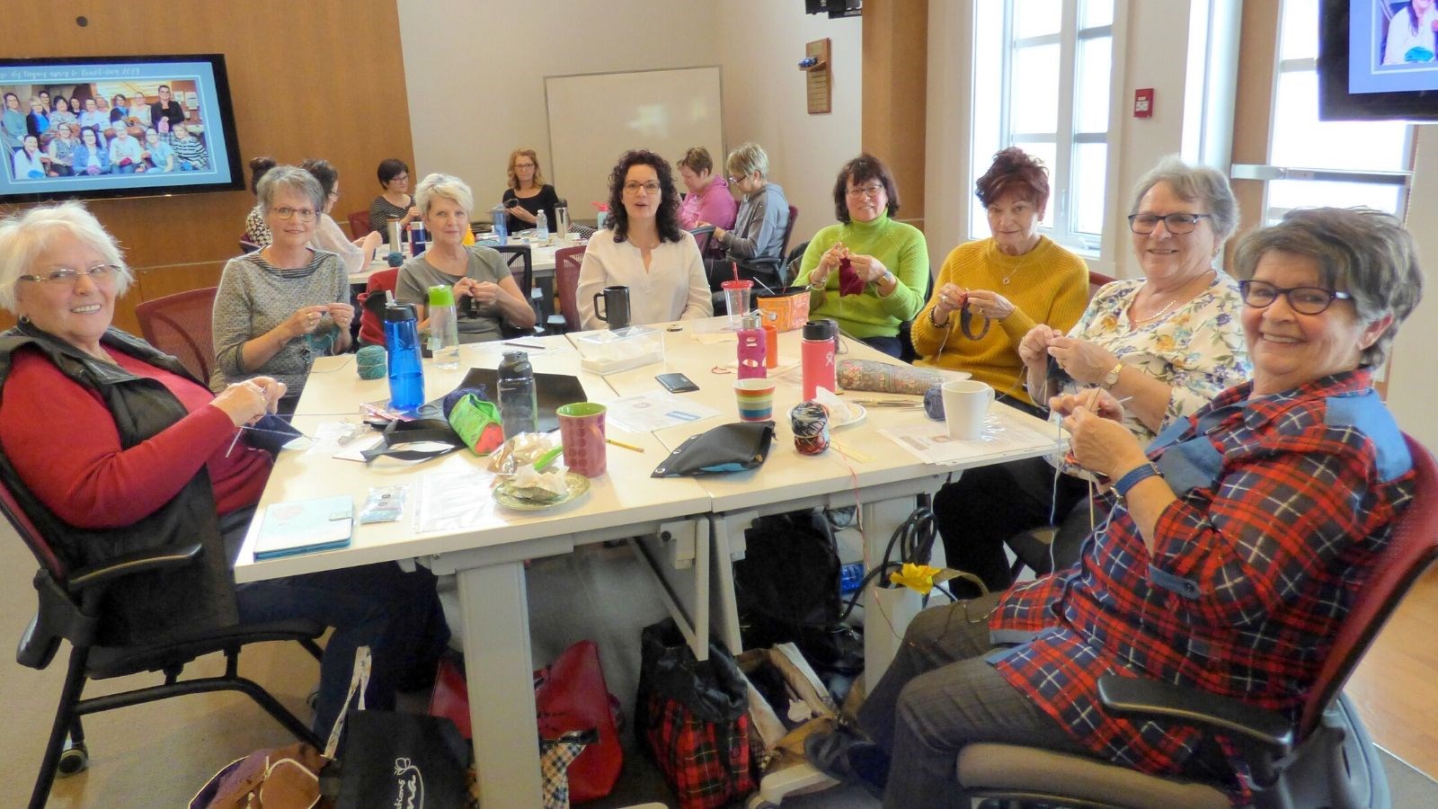 Près d'une centaine de « tricoteuses de cœur » réunies pour le 2e Tricot-Don