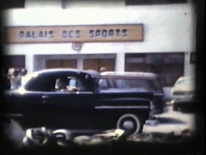 Normand De Lessard présente l'Exposition de voitures antiques au Palais des sports en 1977