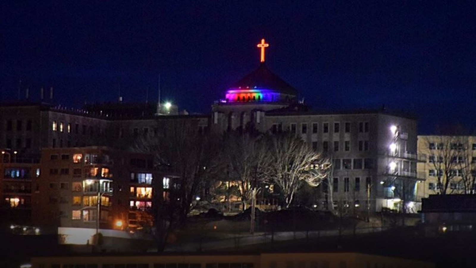 Le Cégep aux couleurs de l'arc-en-ciel.