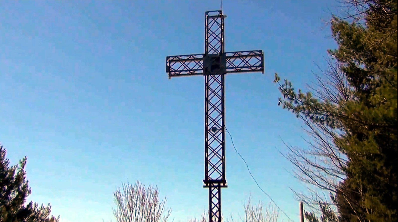 Normand De Lessard présente la croix de Beauceville