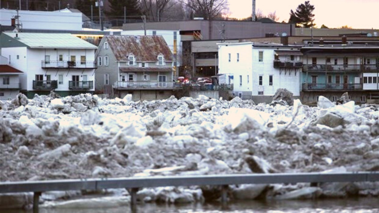Inondations de la Chaudière: déplacer les riverains et draguer massivement la rivière, préconise un comité d'experts