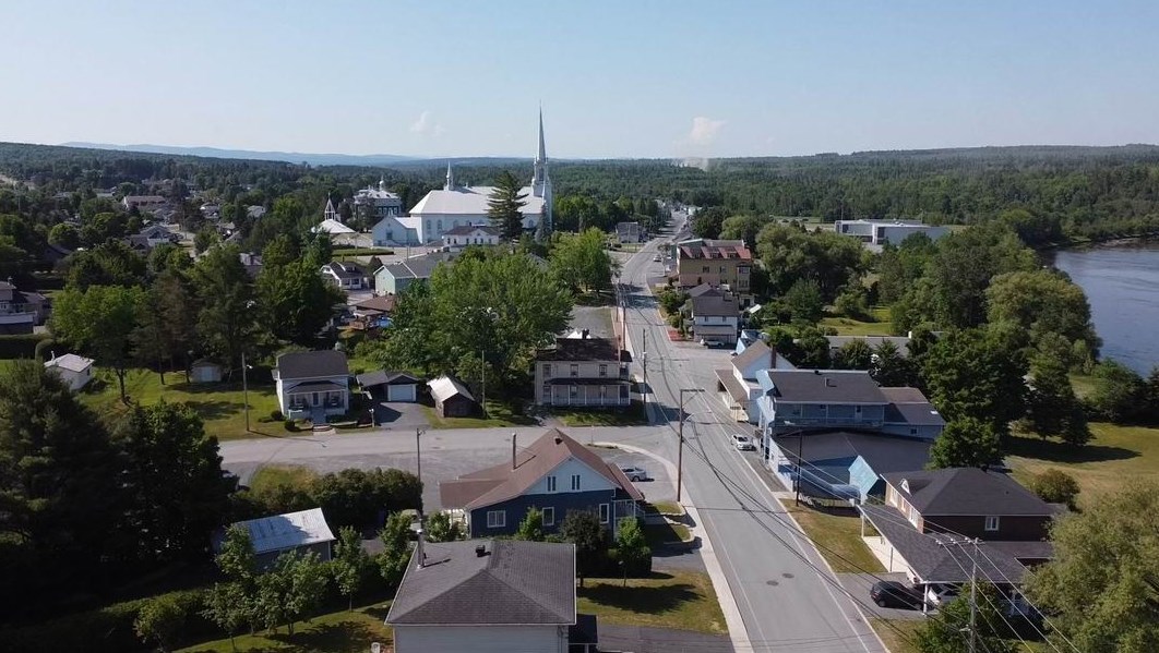 Normand DeLessard présente Saint-Gédéon-de-Beauce en vue aérienne