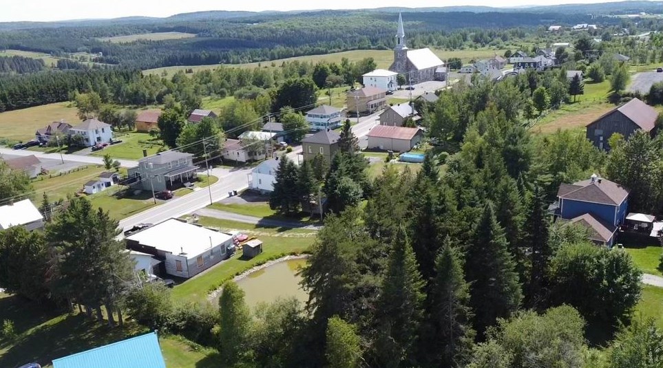 Normand DeLessard présente une vue aérienne de Saint-Alfred