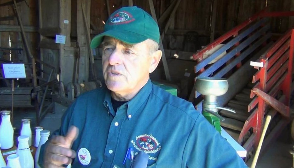 Normand DeLessard présente Jean-Denis Roy, collectionneur de pintes de lait