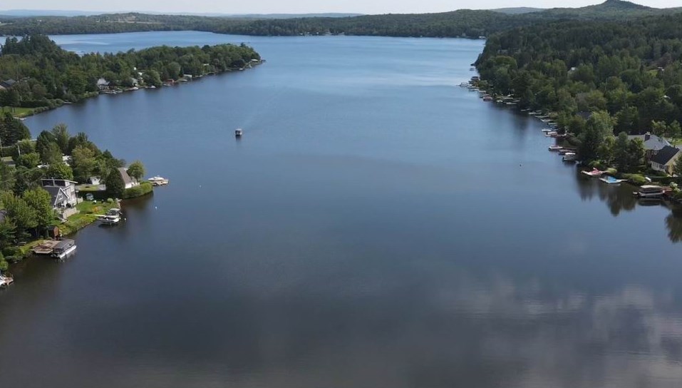 Normand DeLessard présente le lac Fortin vu des airs