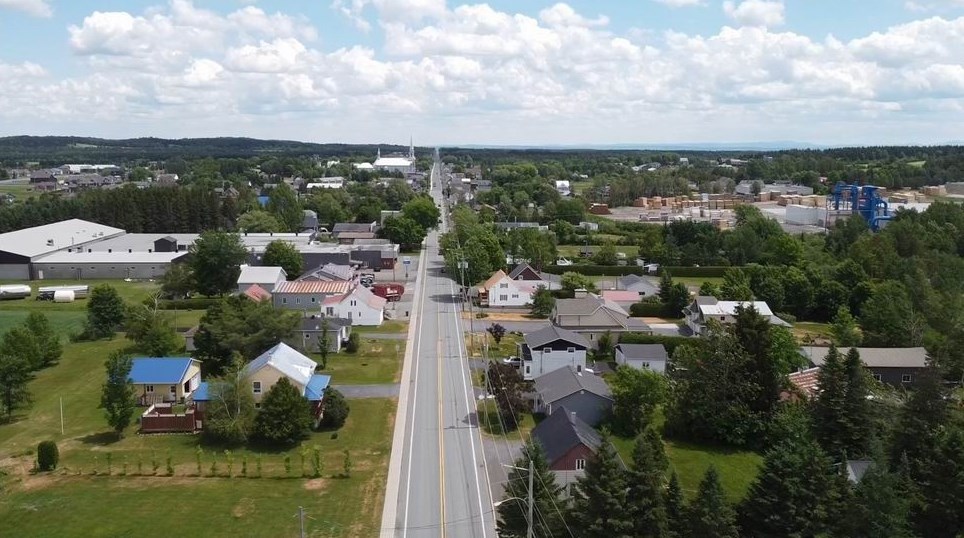 Normand DeLessard présente une vue aérienne de Saint-Honoré