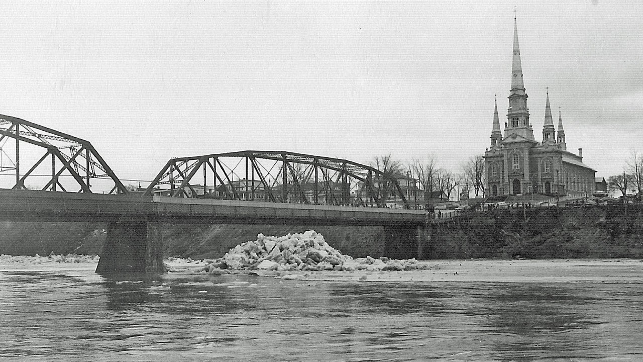 Nouvelles images des panneaux coupe-vent de l'ancien pont de fer