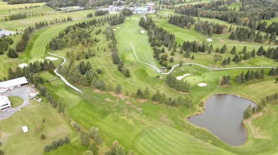 Normand DeLessard présente le Club de golf de Beauceville vue du ciel