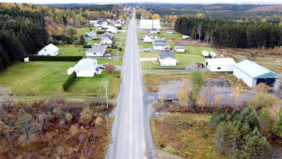 Normand DeLessard présente une vue aérienne de la route Fraser de Beauceville