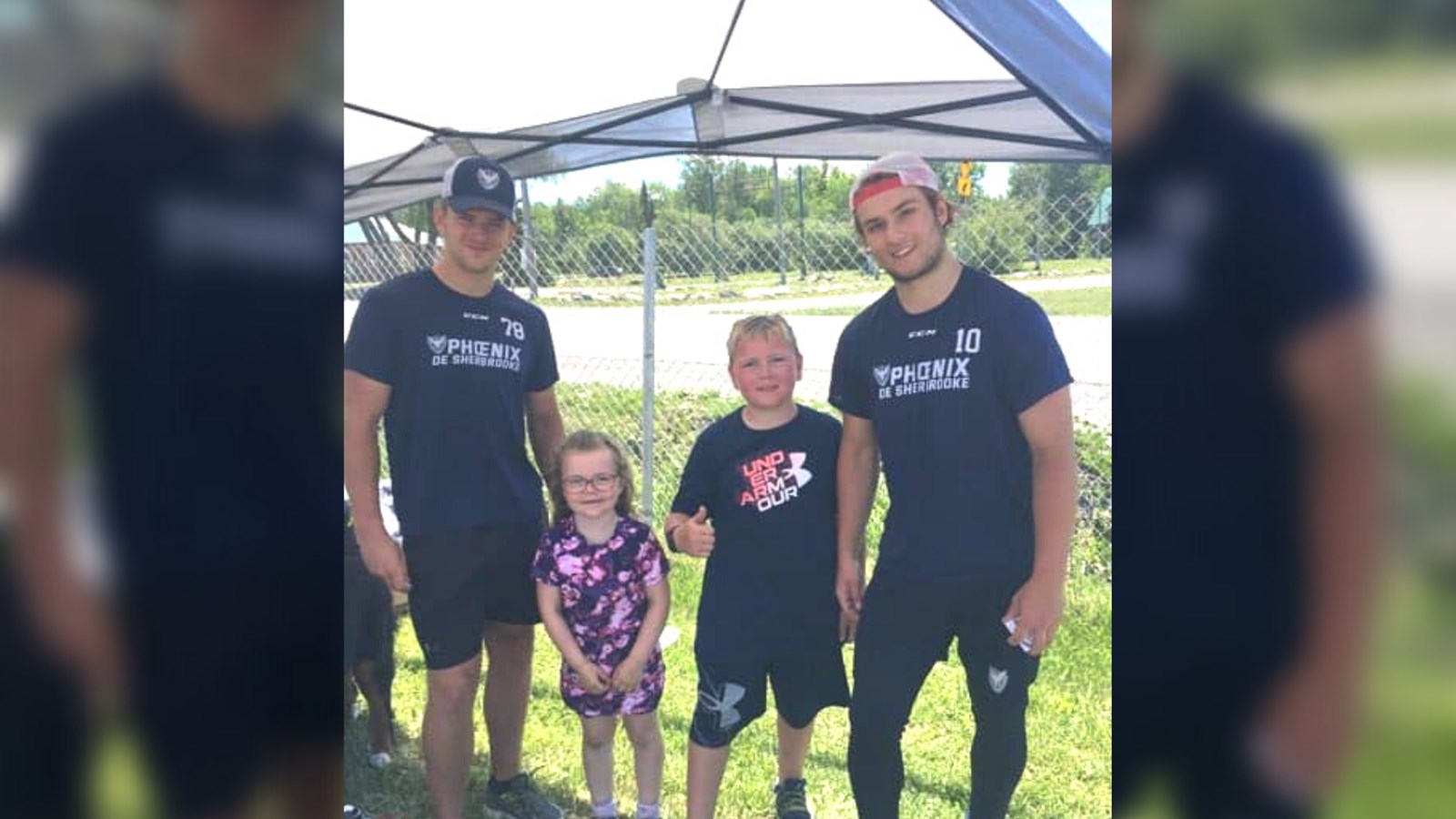 Des hockeyeurs de la LHJMQ viennent supporter le hockey balle