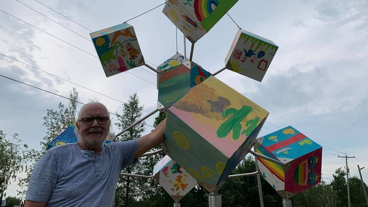 Gilles Pedneault a fait la conception, la planification et la réalisation de l'oeuvre « Cubicules enfantins » avec des enfants de Saint-Côme.
