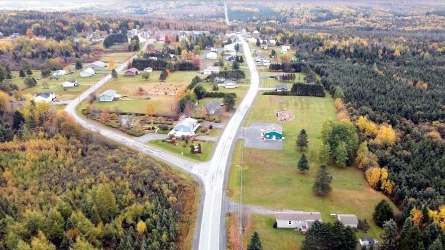 Normand DeLessard présente une vue aérienne de Saint-Louis-de-Gonzague
