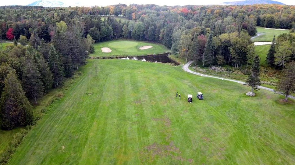 Normand DeLessard présente le Club de golf de Lac-Etchemin vue du ciel