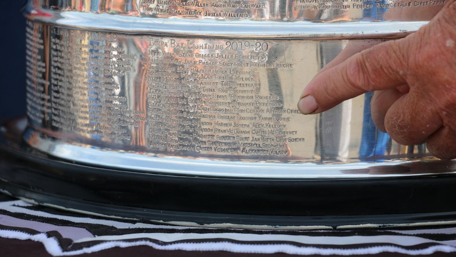 Un accueil triomphal à Yanni Gourde avec la Coupe Stanley