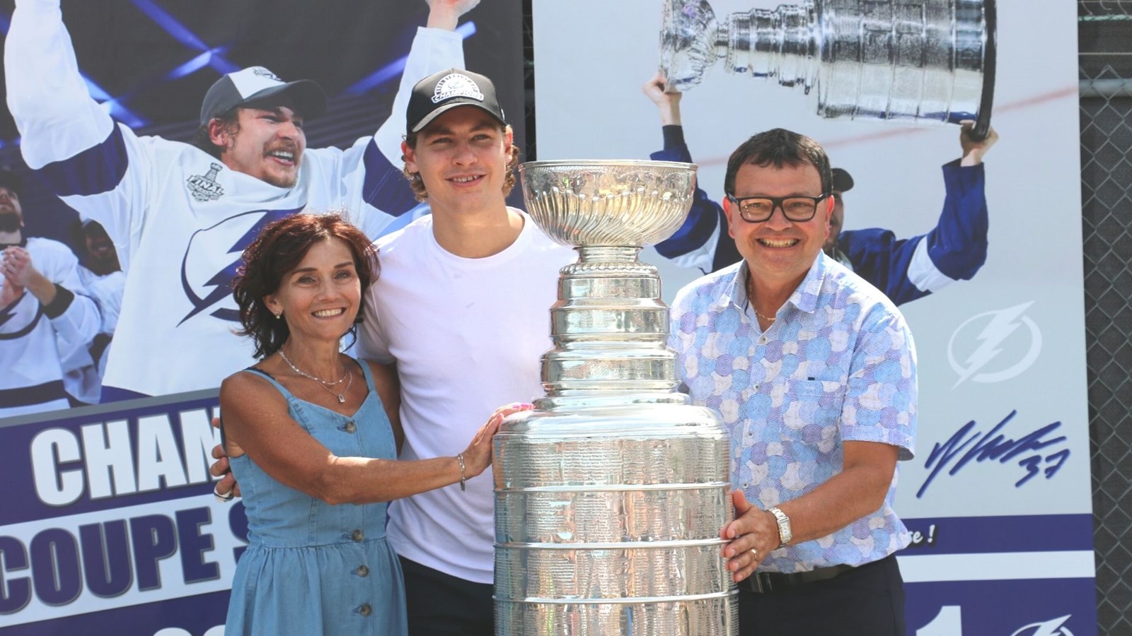 Un accueil triomphal à Yanni Gourde avec la Coupe Stanley