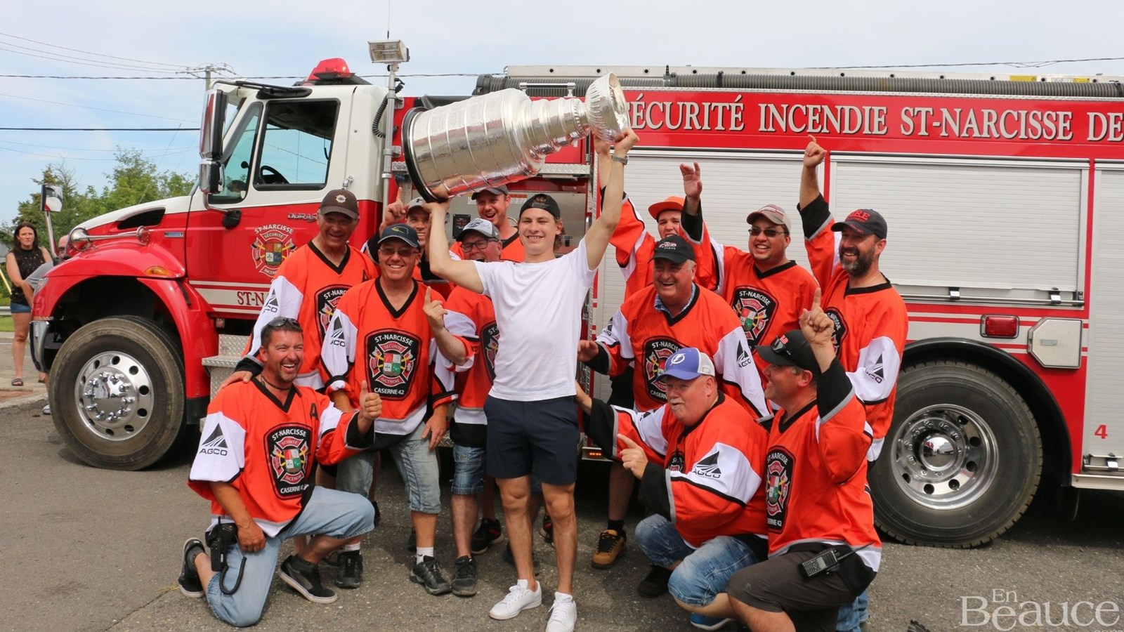 Un accueil triomphal à Yanni Gourde avec la Coupe Stanley