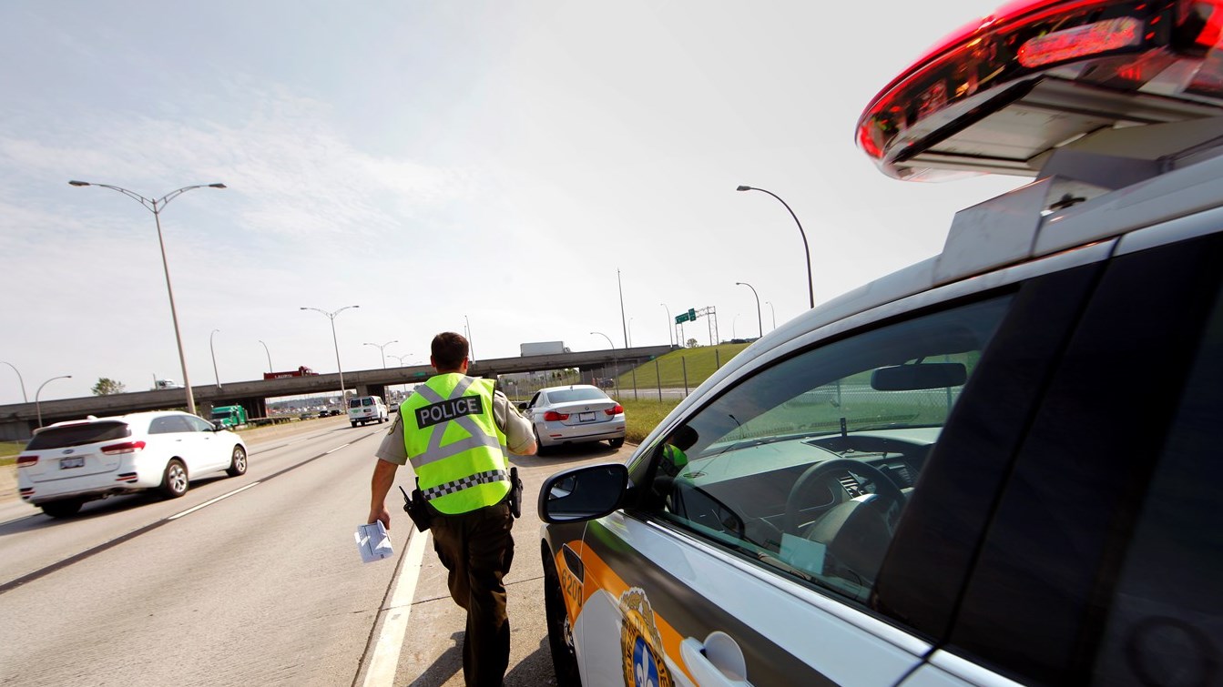 Arrêté pour avoir jeté un déchet sur la route, il échoue au test d'alcool