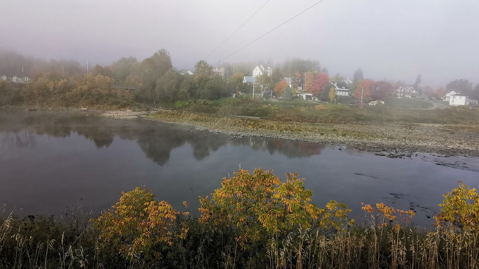 Cet à cet endroit de la rivière que traverse la conduite d'eau potable.