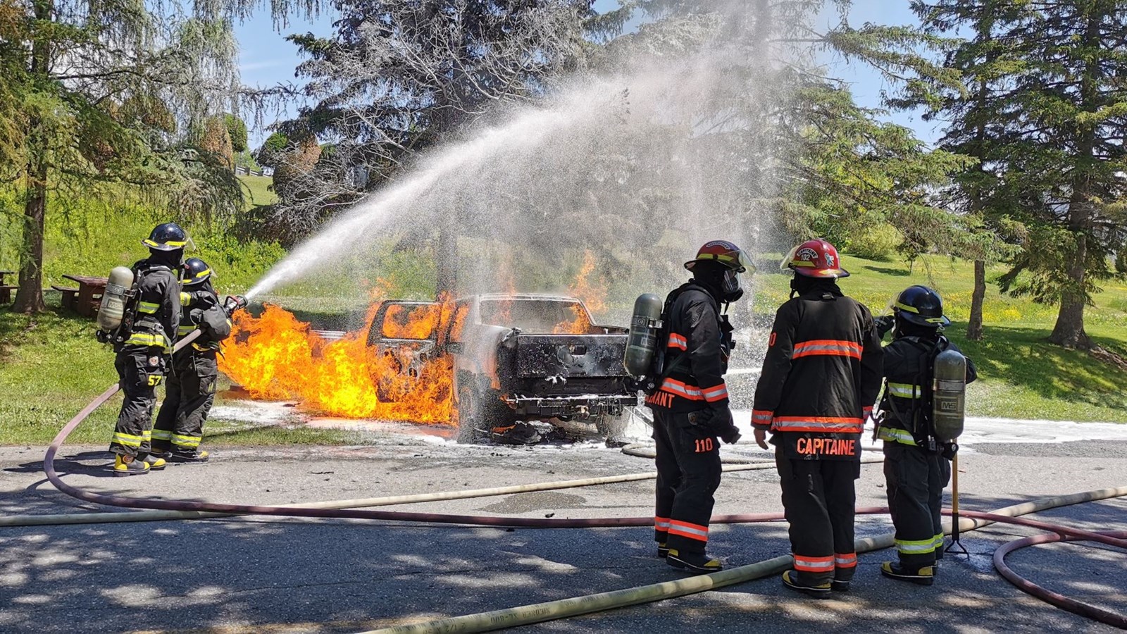 Feu de camionnette à la halte du pont couvert