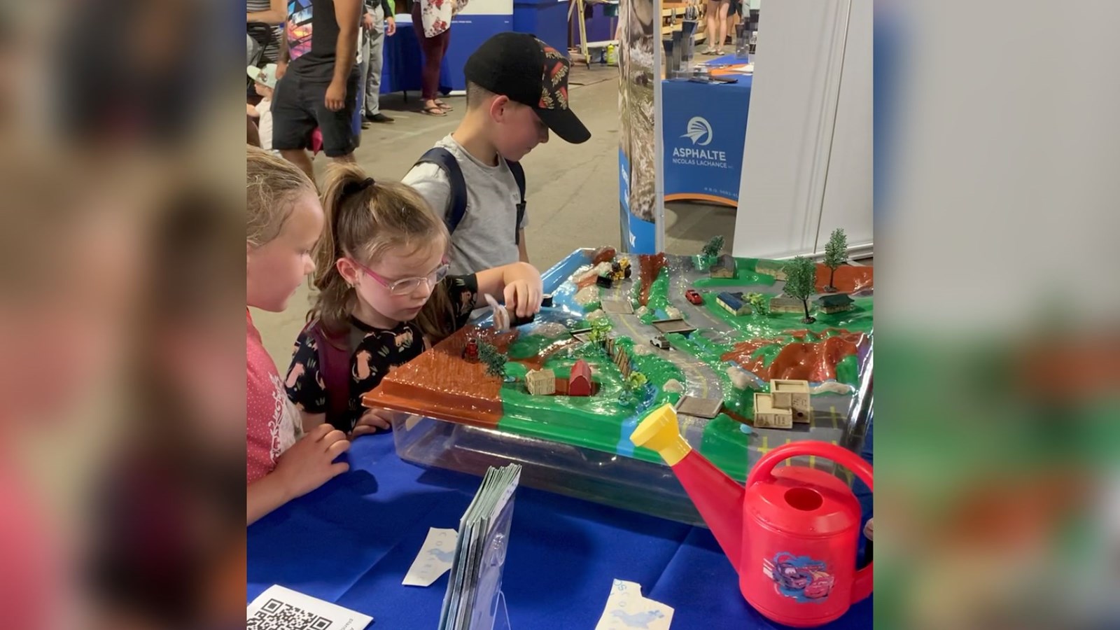 Des enfants font l'expérience