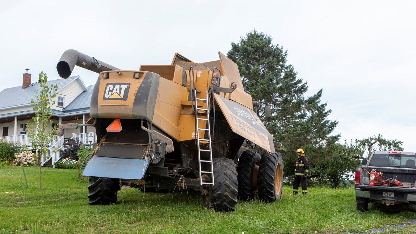 Début d'incendie dans une moissonneuse batteuse