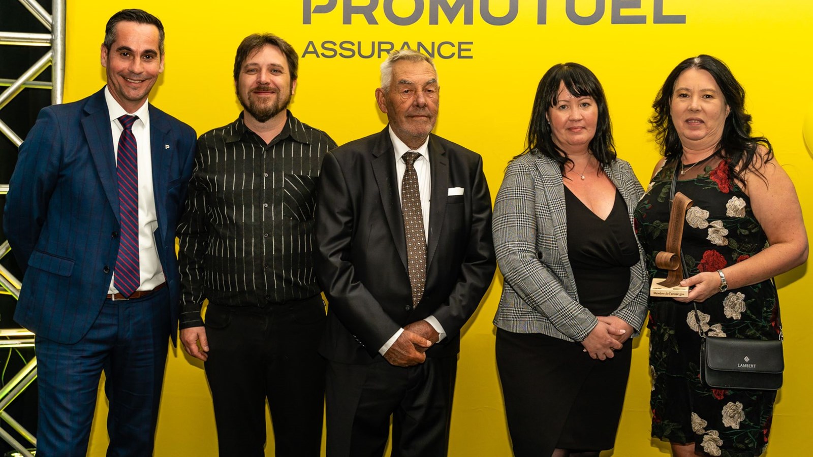 De gauche à droite, André Gagnon, directeur des opérations, assurance des particuliers chez Promutuel Assurance Centre-Sud; pour Les Équipements Lapierre Carl Lapierre, vice-président à la recherche et au développement, Donald Lapierre, président, Chantal Lapierre, directrice générale et Anick Lapierre,  directrice d’usines.
