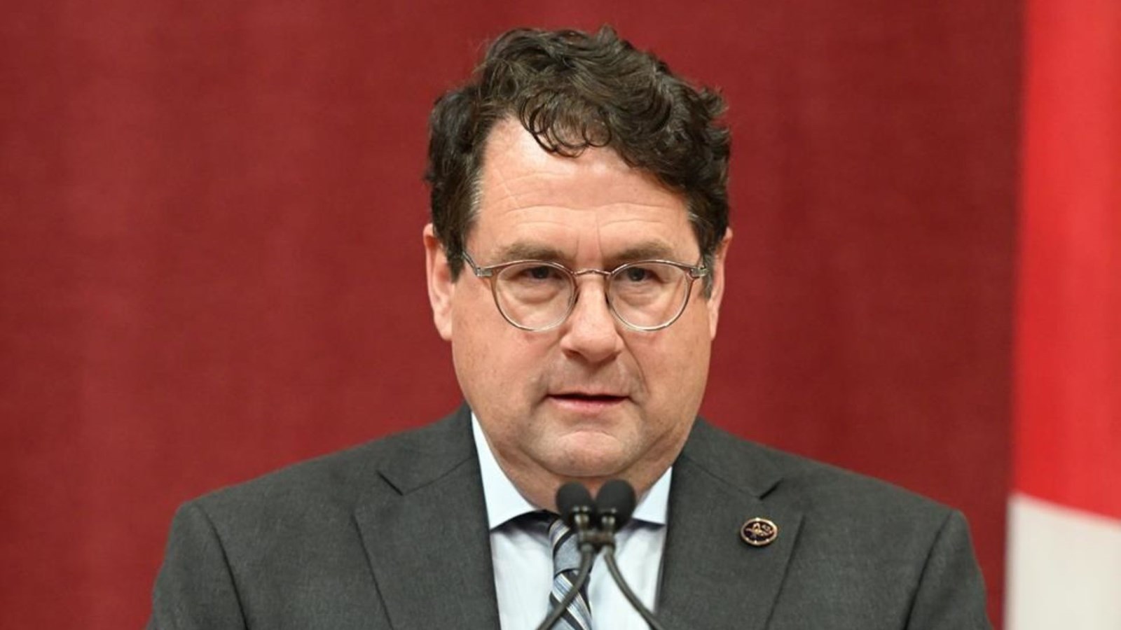 Le ministre de l'Éducation, Bernard Drainville, va maintenir l'école à trois vitesses