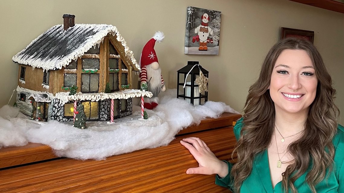Élisabeth Blais et sa maison en pain d'épices.