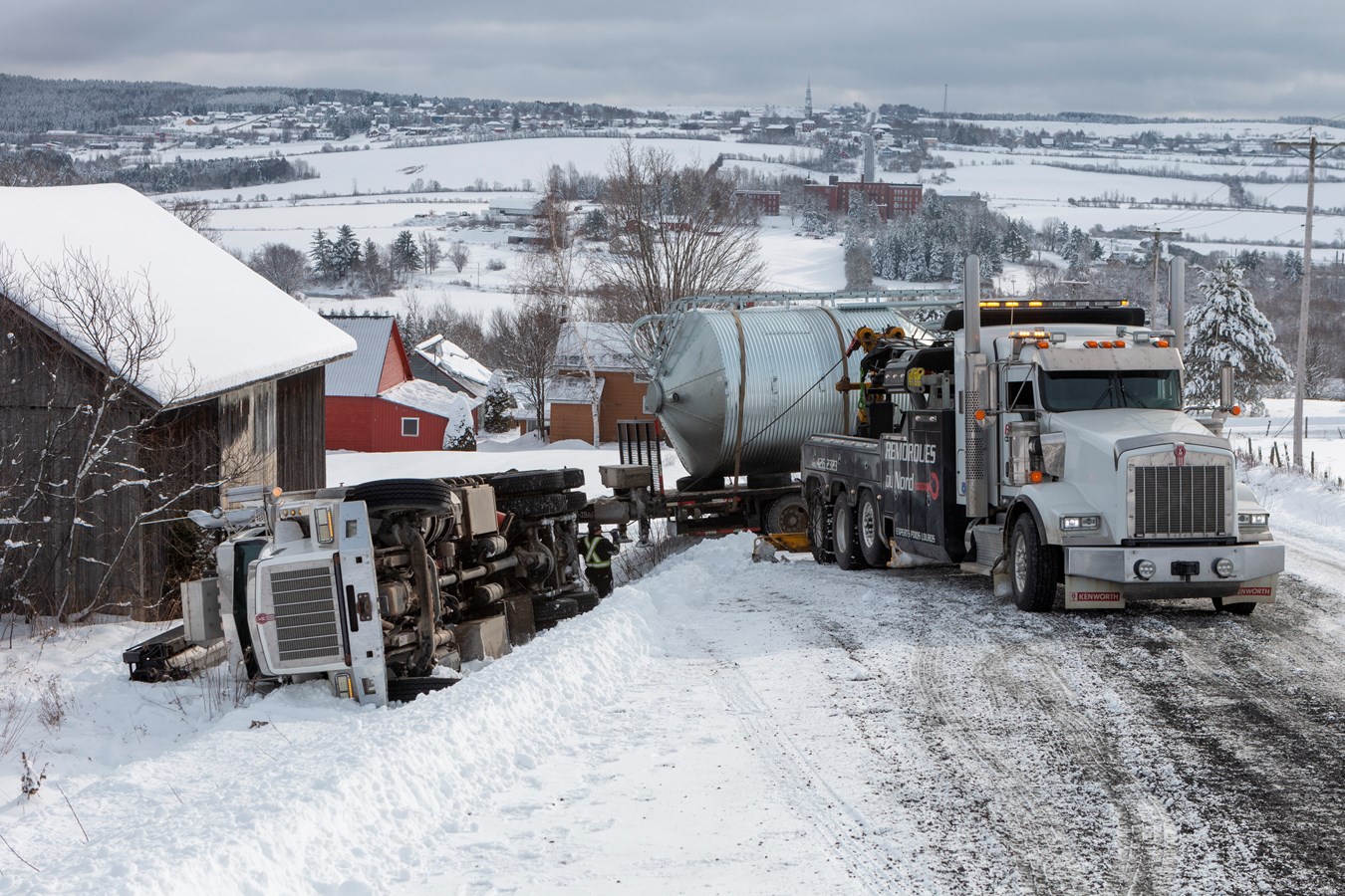 Un camion glisse dans un fossé à Saint-Victor