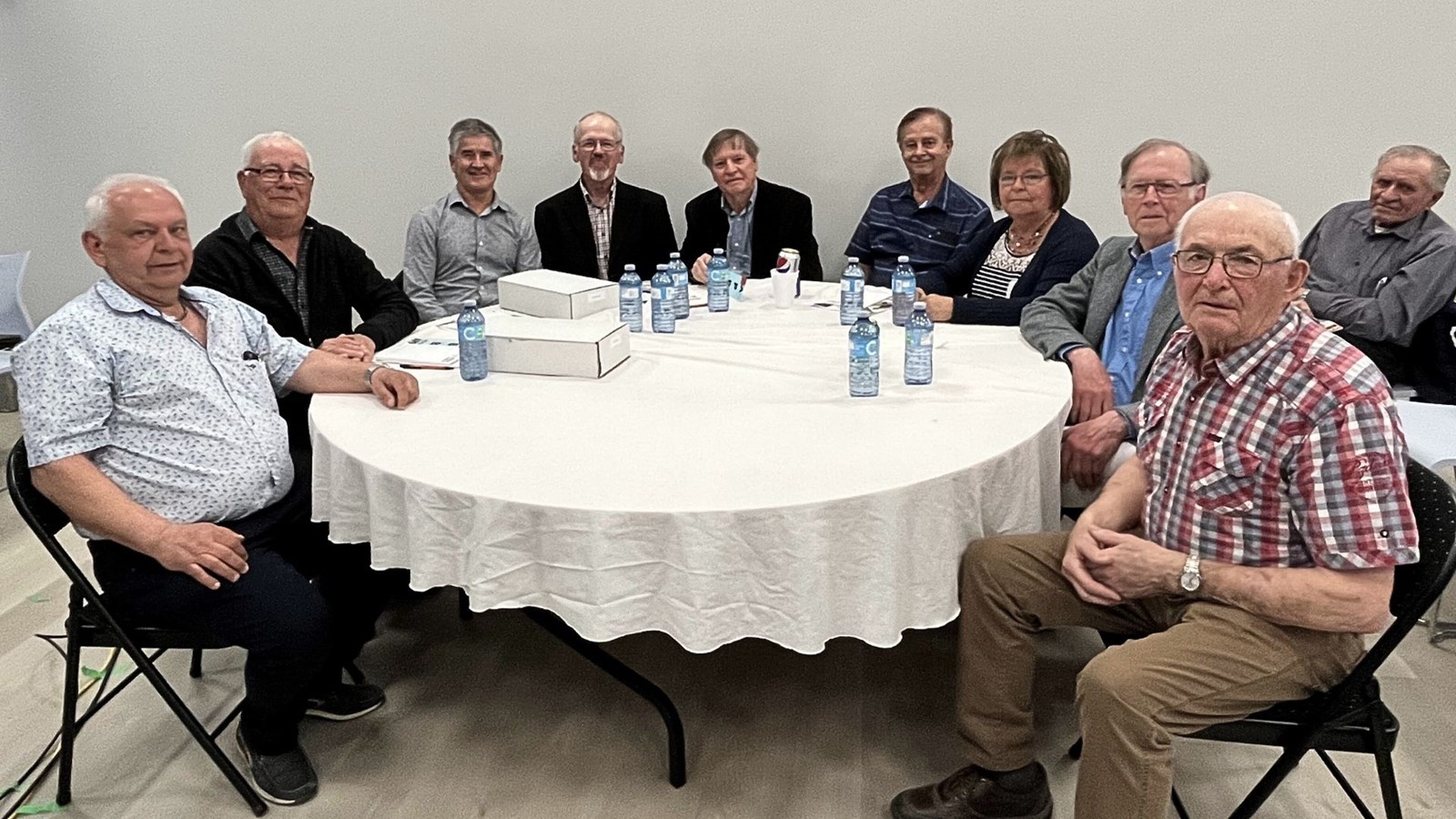 Les pionniers présents à la cérémonie hommage, de gauche à droite, Mario Quirion, André Lantagne, Simon Rodrigue, Carol Fortin, Raymond Racine,  Lise Morin-Guay (avec son conjoint), Marcel Giguère et Robert Paquet.  