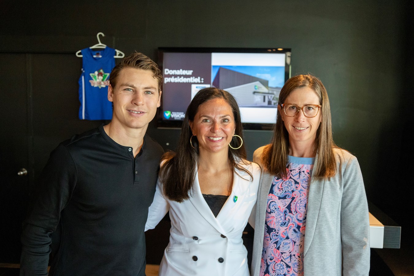 Le hockeyeur, Yanni Gourde, Ambassadeur sportif de la campagne, la directrice propriétaire de l'École Vison Beauce, Mélanie Boissonneault et la porte-parole de la famille Gendreau, Isabelle Gendreau.