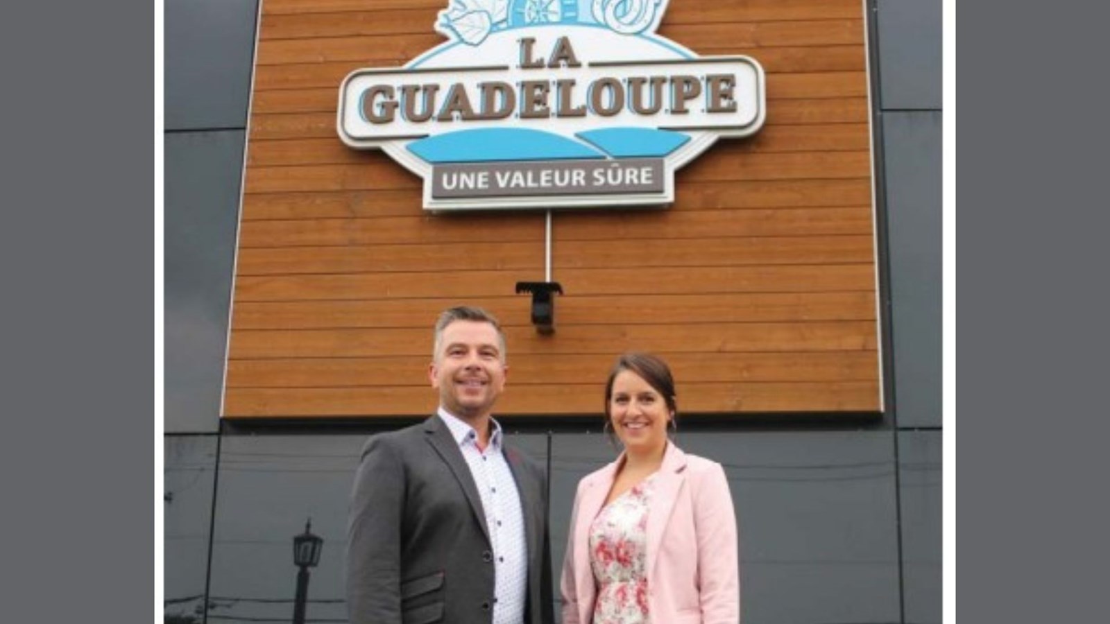Le nouveau directeur général, François Nadeau, en compagnie de la mairesse, Vanessa Roy.
