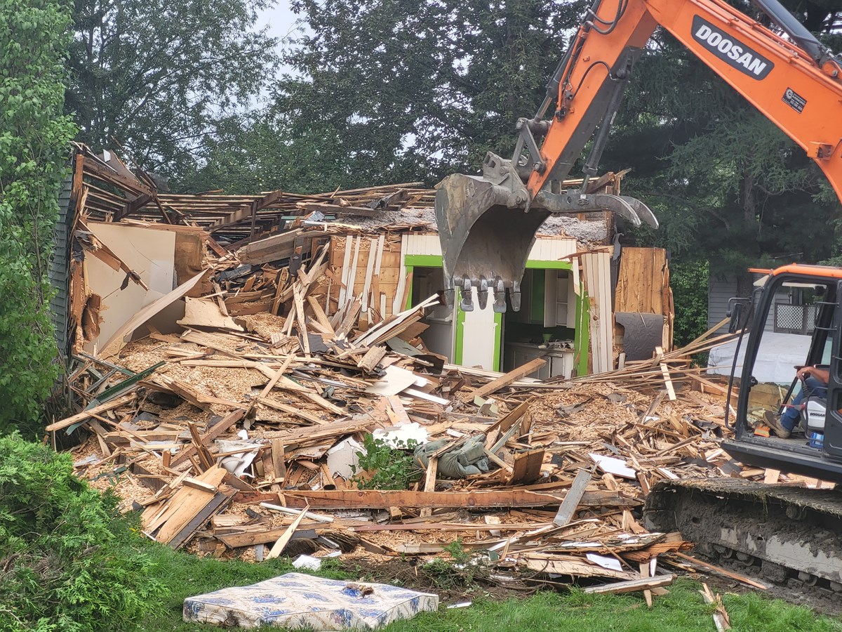 Une maison centenaire démolie sur la 1re avenue