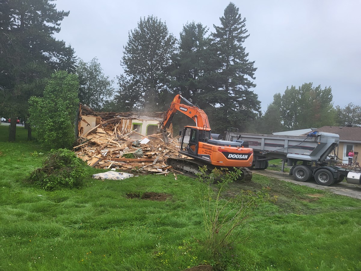 Une maison centenaire démolie sur la 1re avenue