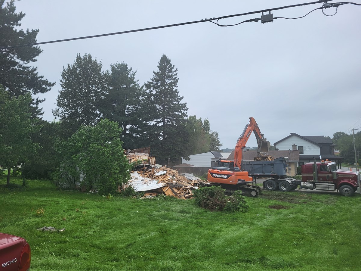 Une maison centenaire démolie sur la 1re avenue