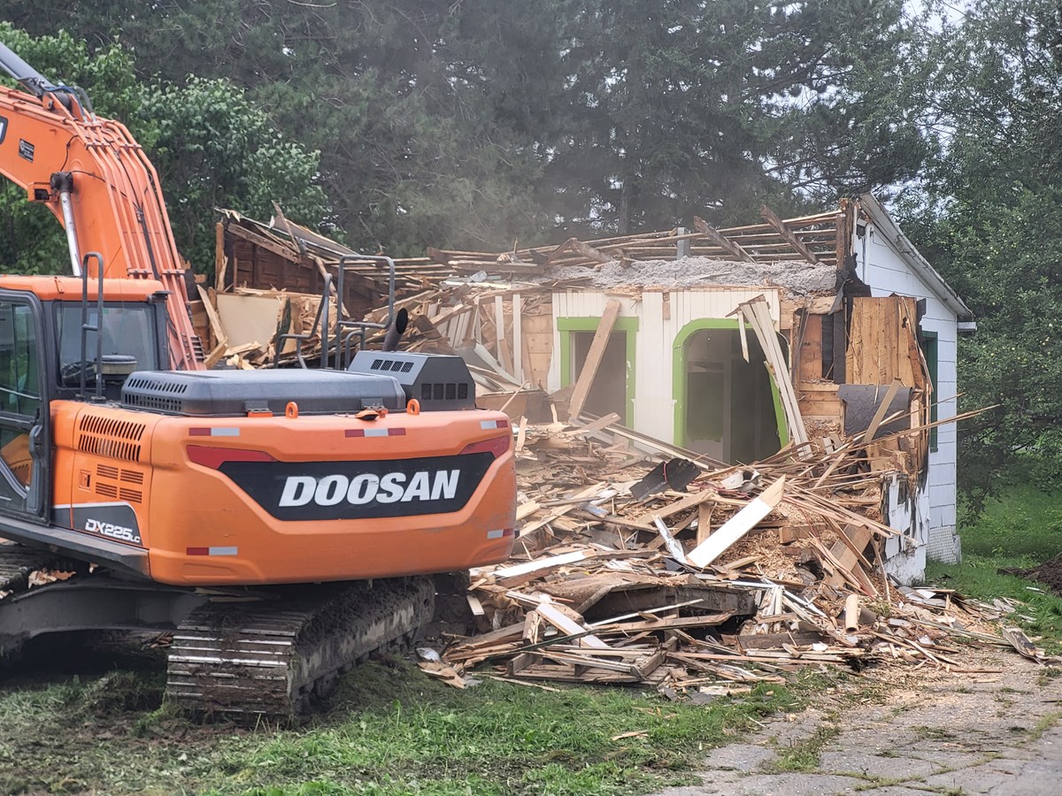 Une maison centenaire démolie sur la 1re avenue