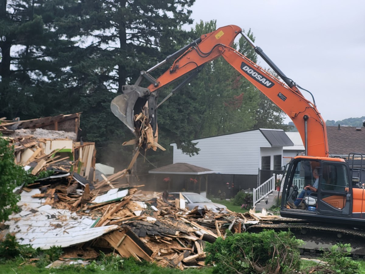 Une maison centenaire démolie sur la 1re avenue