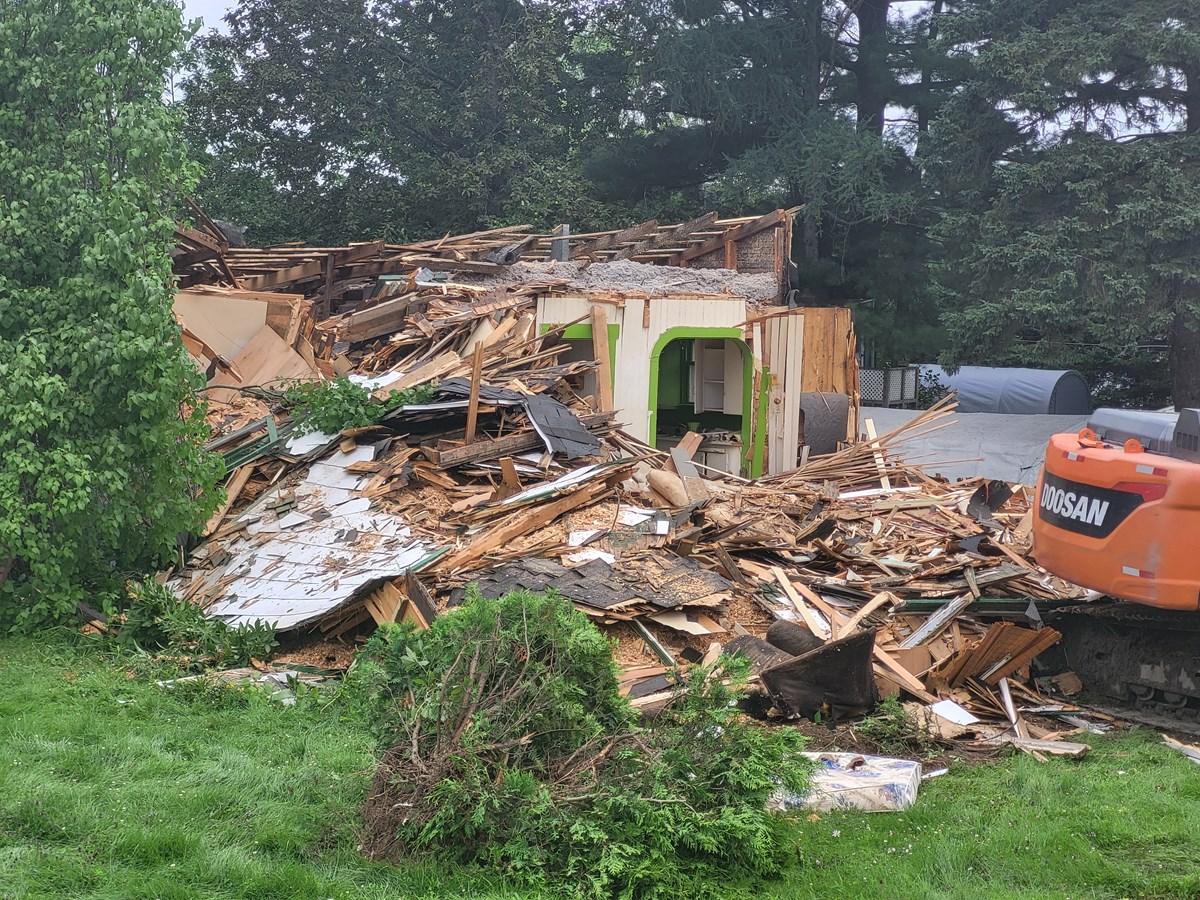 Une maison centenaire démolie sur la 1re avenue