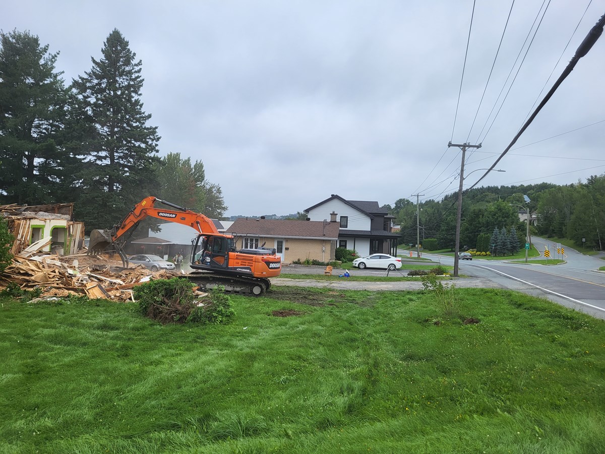 Une maison centenaire démolie sur la 1re avenue