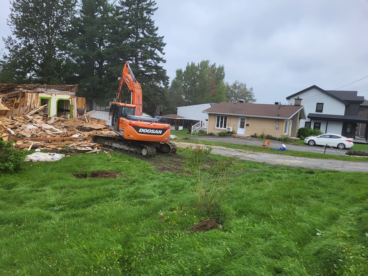 Une maison centenaire démolie sur la 1re avenue