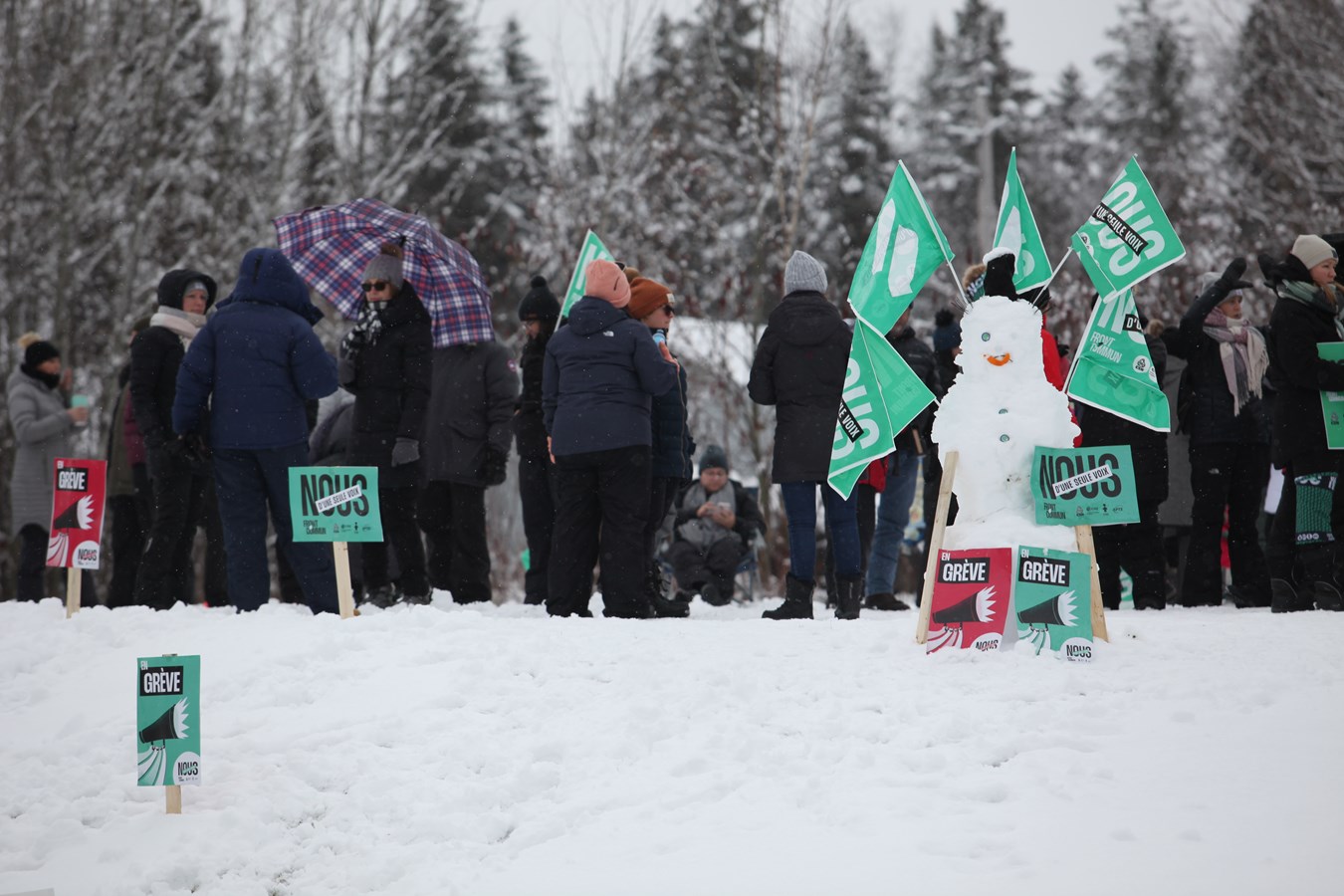 Grève du Front commun: près de 600 personnes rassemblées devant l'Hôpital de Saint-Georges