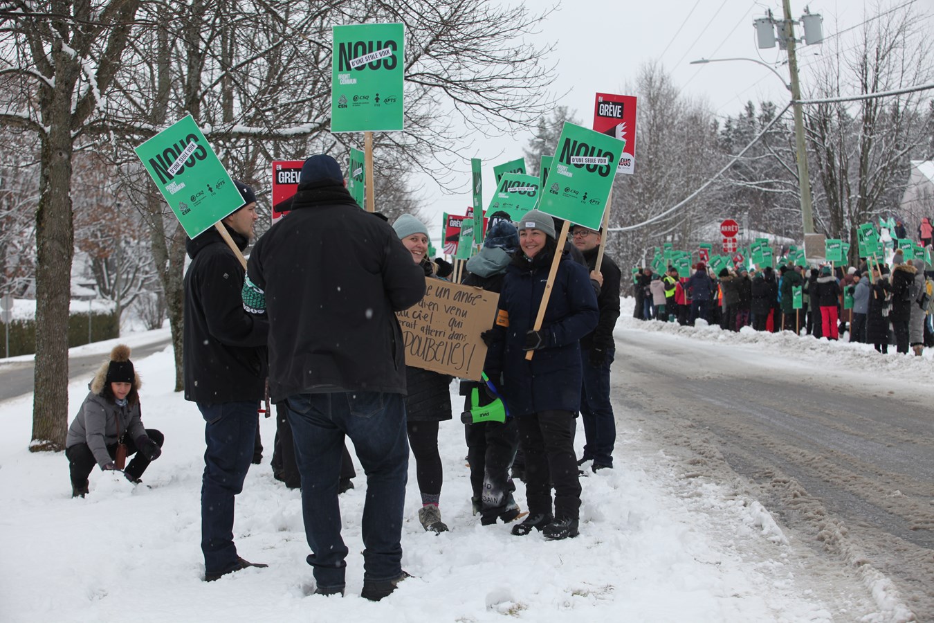 Grève du Front commun: près de 600 personnes rassemblées devant l'Hôpital de Saint-Georges