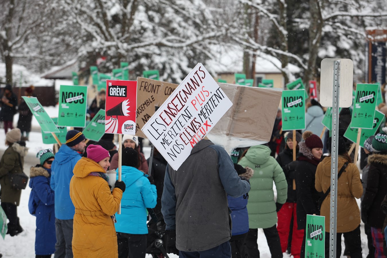 Grève du Front commun: près de 600 personnes rassemblées devant l'Hôpital de Saint-Georges