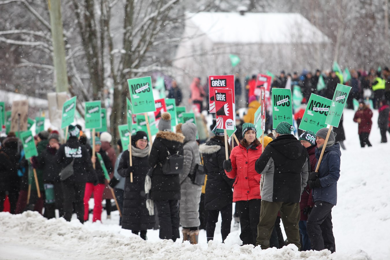 Grève du Front commun: près de 600 personnes rassemblées devant l'Hôpital de Saint-Georges