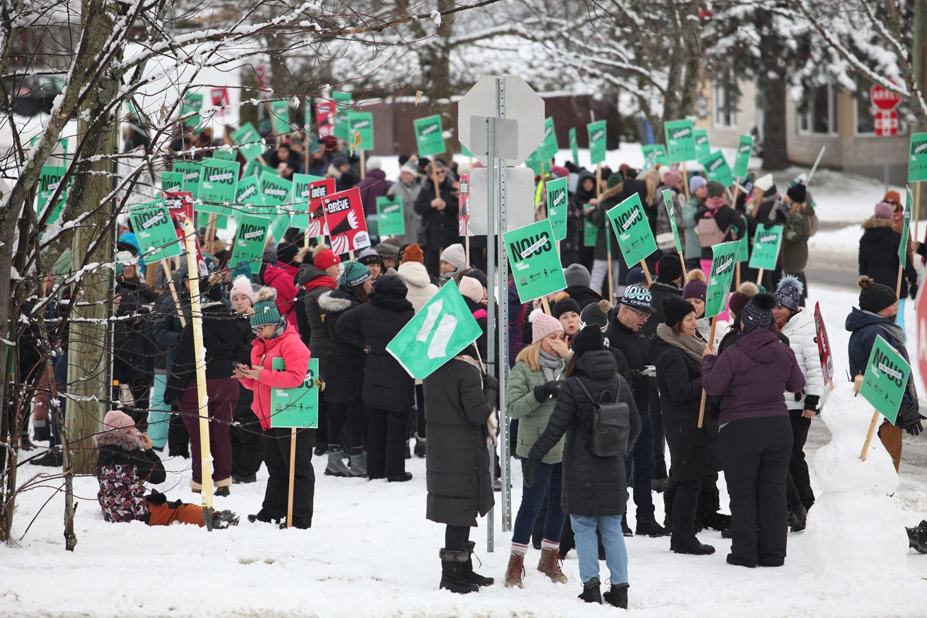Grève du Front commun: près de 600 personnes rassemblées devant l'Hôpital de Saint-Georges