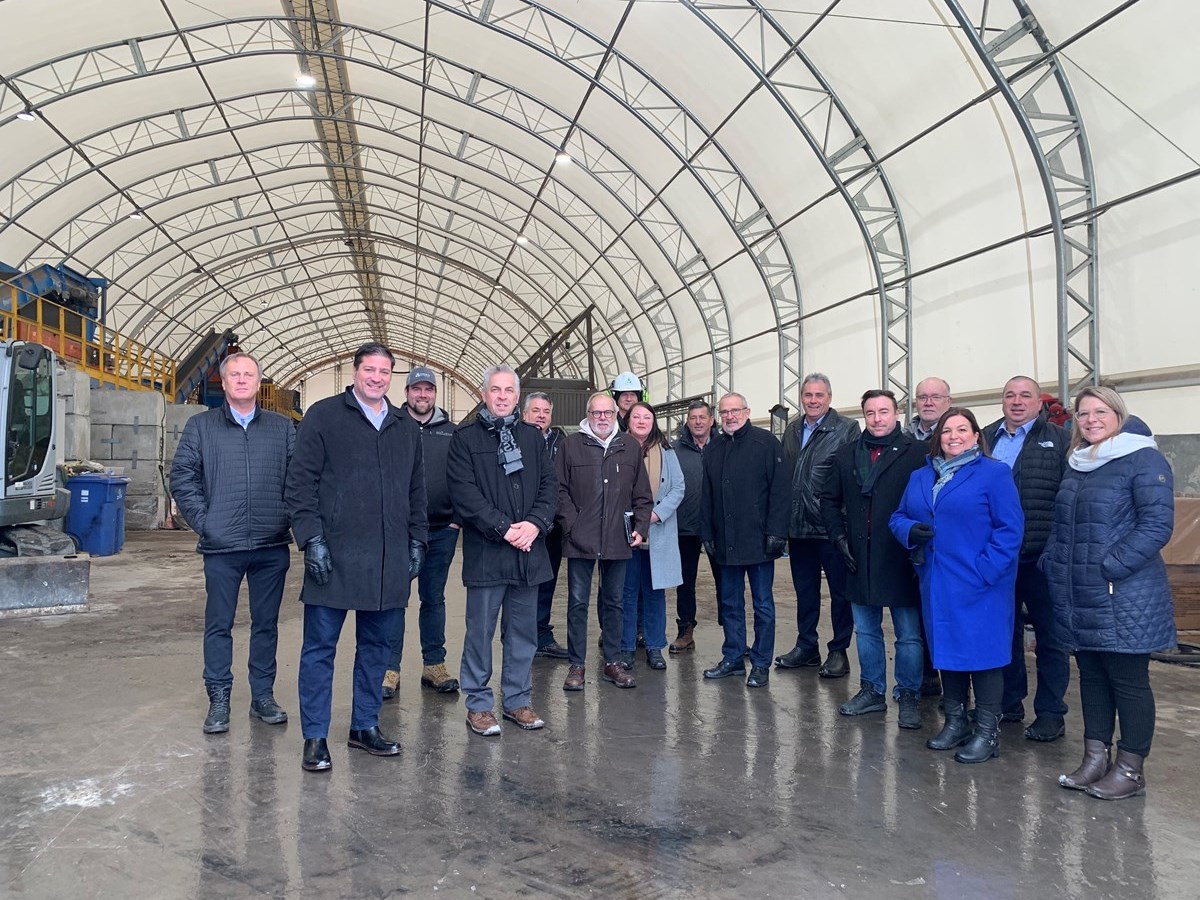 Des élus visitent les installations de la Régie intermunicipale du comté de Beauce-Sud.