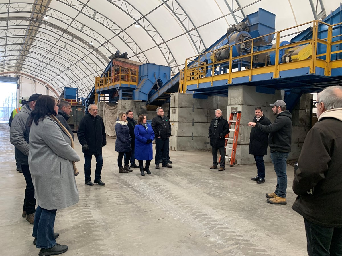 Des élus visitent les installations de la Régie intermunicipale du comté de Beauce-Sud.